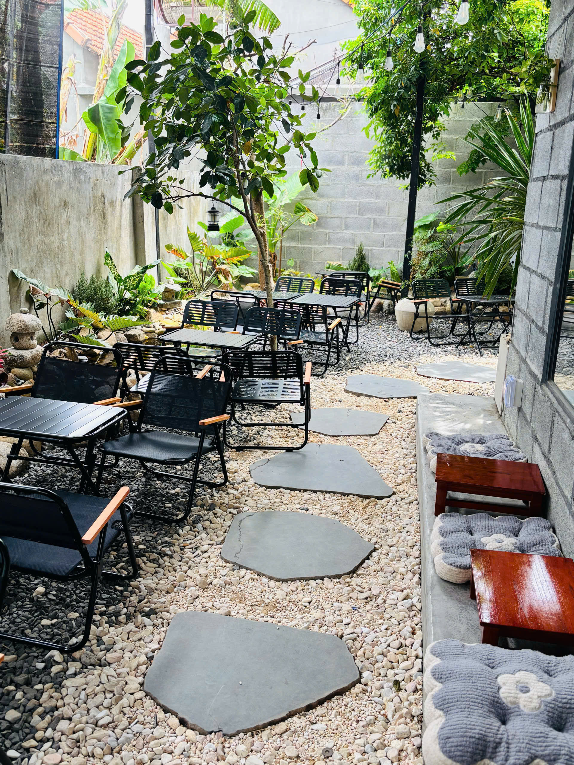Khu sân vườn sỏi đá, bàn ghế