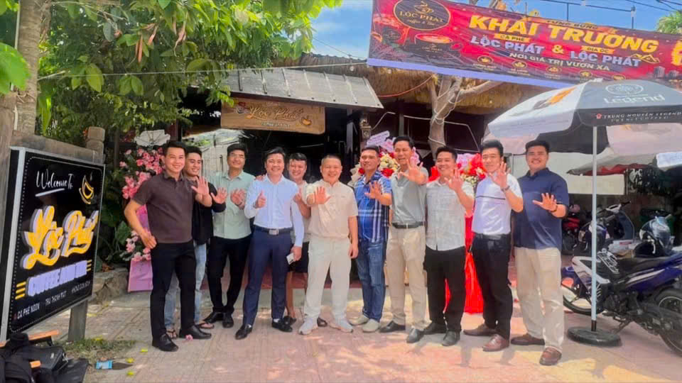Anh em chụp ảnh trước quán ngày khai trương Lộc Phát Coffee and Tea